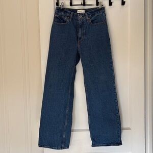 Abercrombie & Fitch High-Rise Relaxed '90s Jean in Indigo